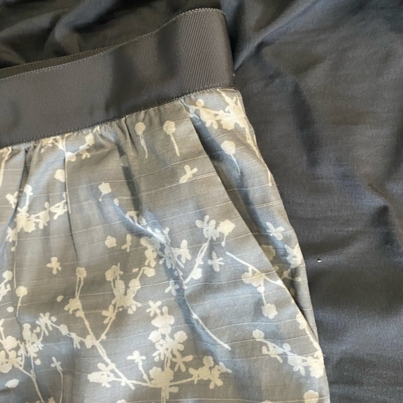 Ann Taylor Gray and white Floral skirt - Picture 6 of 7